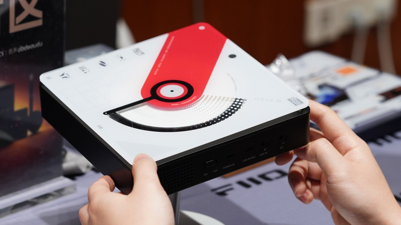 Connection options of the FiiO SnowSky Beatbox portable CD Player.