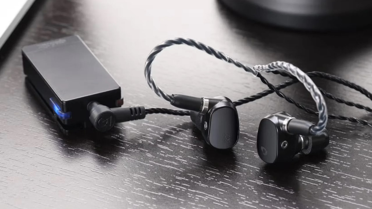 Bluetooth DAC/amp (“dongle”) Qudelix-5K.