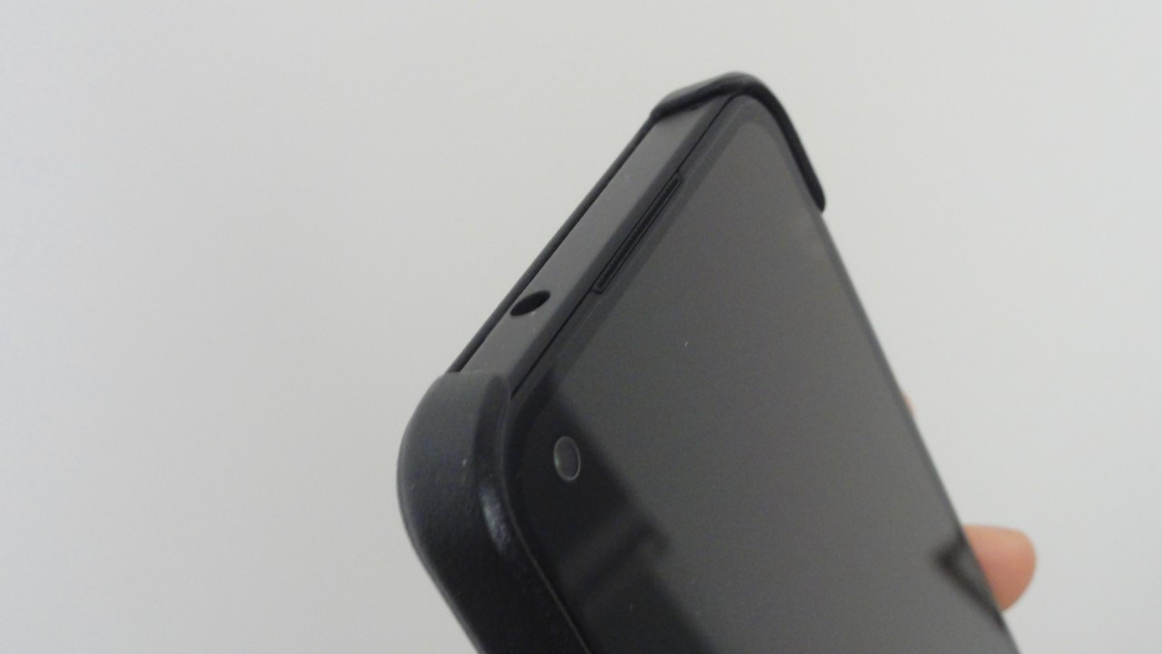 Photo of the Asus Zenfone 9 smartphone illustrating the “P2 jack” (3.5 mm headphone output) on smartphones.