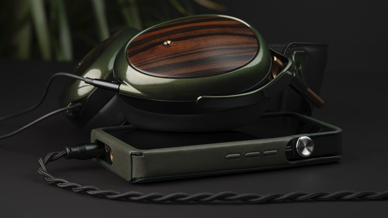 Meze STRADA connected to a Digital Audio Player (DAP).