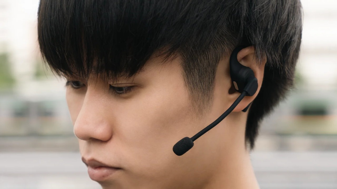 Person using the Final KDT3000 earphones.