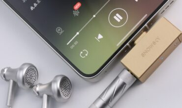Article - No Headphone Jack? How to Use Wired Headphones with Mic and Charge at the Same Time