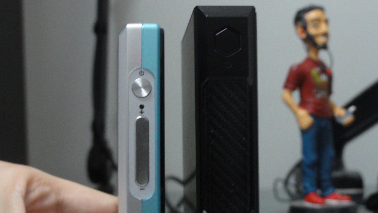 Foto dos Digital Audio Players (DAPs) FiiO JM21 e FiiO M11S.