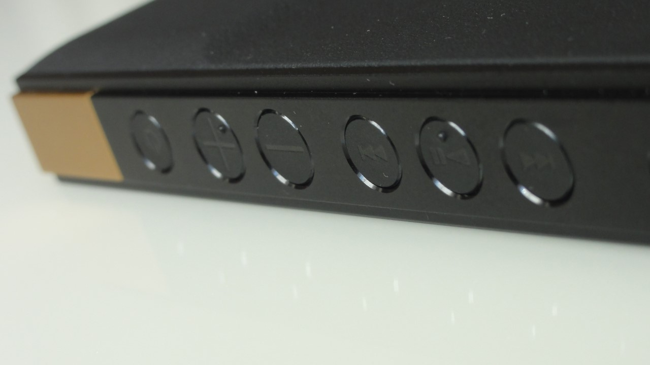 Foto mostrando a lateral direita feita em alumínio do Digital Audio Player (DAP) Sony NW-ZX707 contendo os botões físicos de volume, play/pause, avançar/retroceder, liga/desliga/bloqueio.