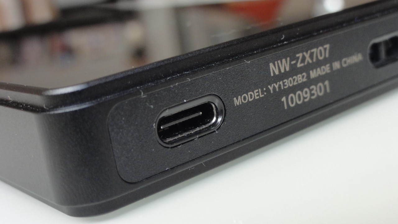 Foto da porta USB-C do Digital Audio Player (DAP) Sony NW-ZX707 para carregamento da bateria e transferência de dados.