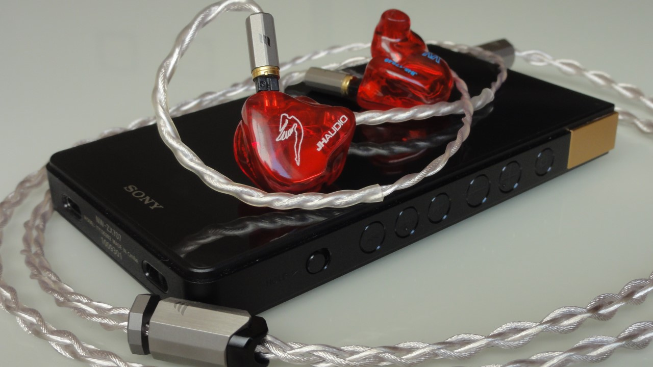 Foto do Digital Audio Player (DAP) Sony NW-ZX707 com o fone de ouvido custom in-ear monitor (CIEM) JH Audio JH5 Pro.