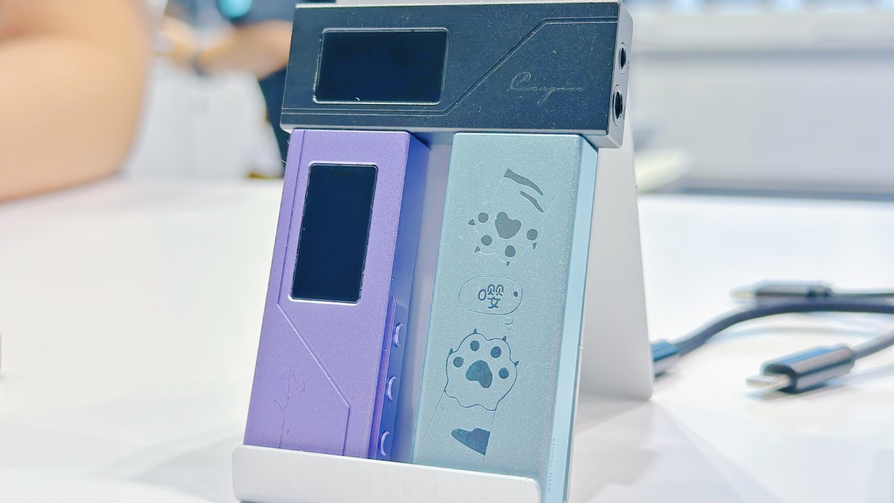 Foto do DAC/amp (dongle) Cayin RU3.
