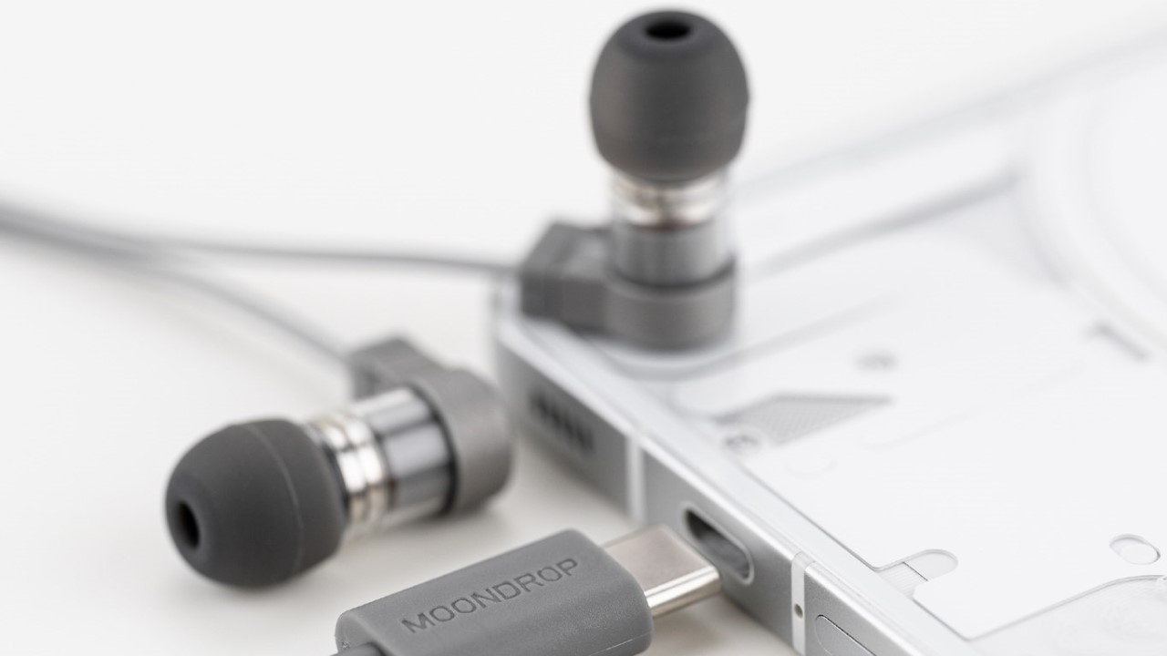 Foto promocional do fone de ouvido in-ear Moondrop Quark II com cabo USB.