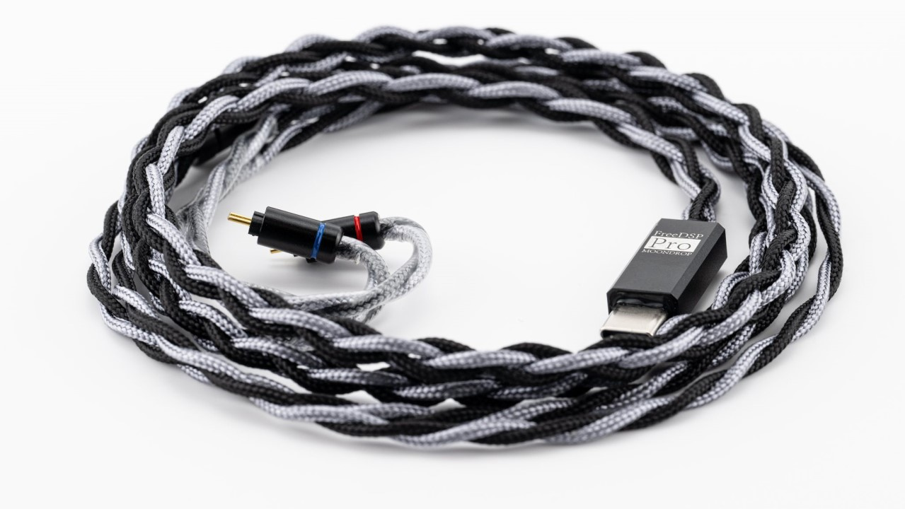 Foto do cabo Moondrop Free DSP para fones com suporte ao conector 2-pin.