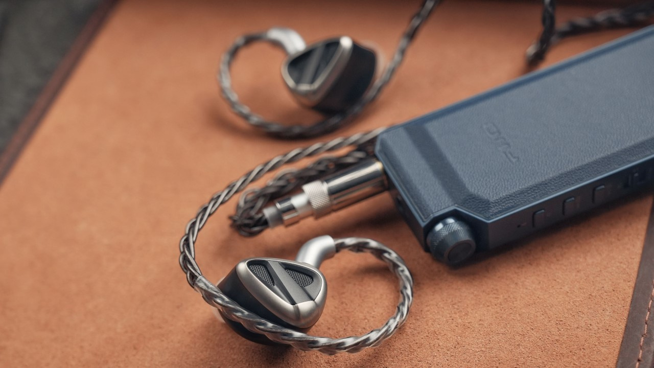 DAC/amp Bluetooth portátil FiiO BTR17 e fone de ouvido in-ear FiiO FH19.
