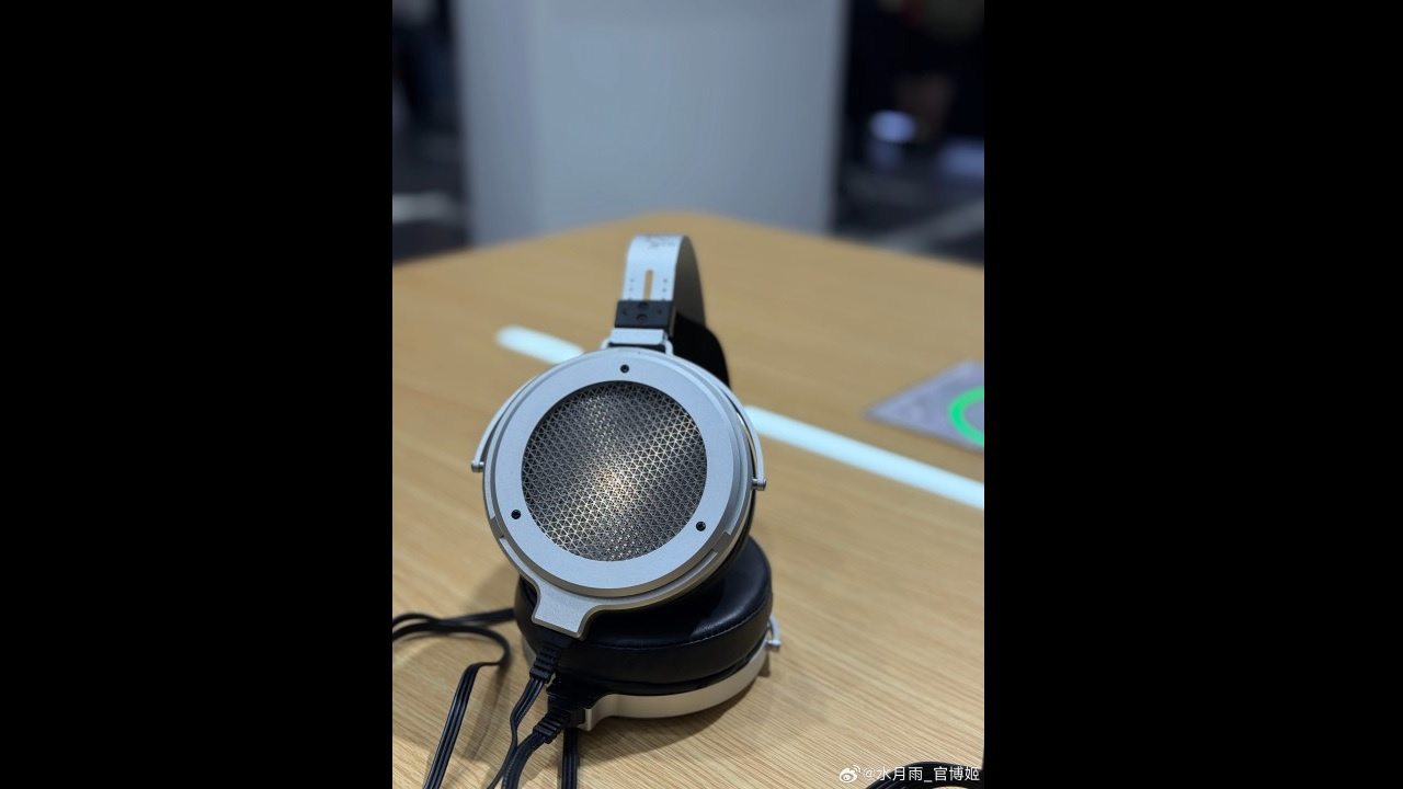 Foto do protótipo do headphone eletrostático da Moondrop.