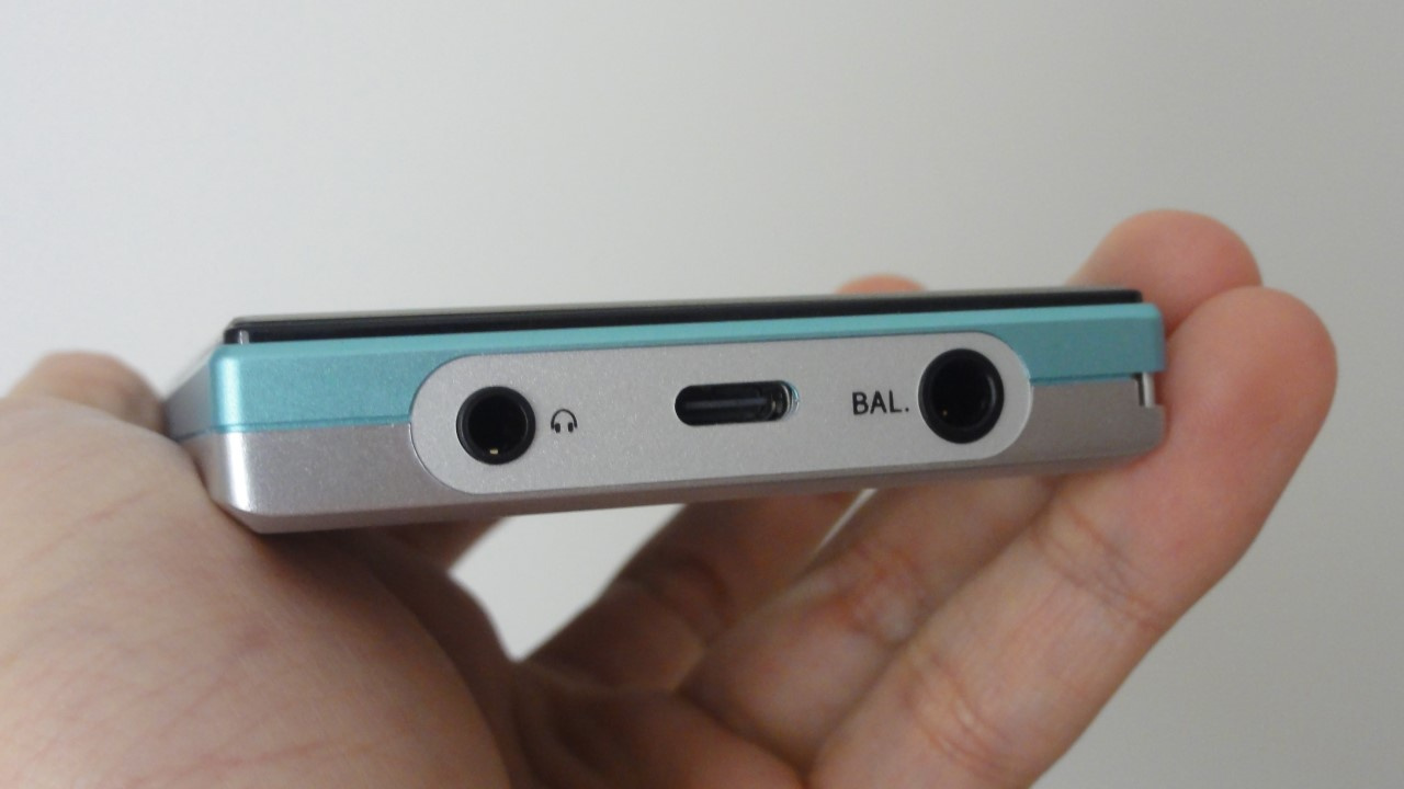 Digital Audio Player (DAP) com saída "P2" (3,5mm) e saída balanceada (4,4mm) para fones de ouvido.