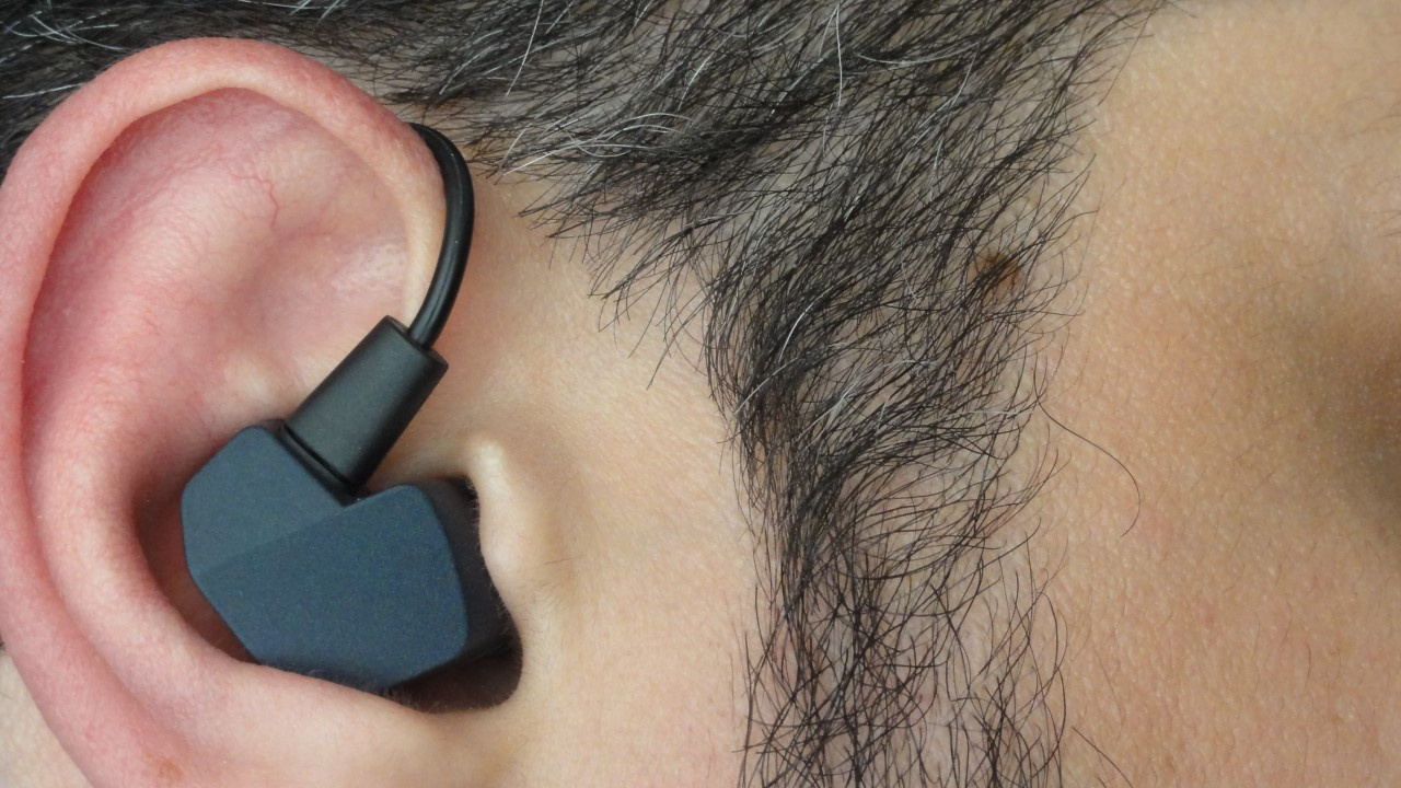 Fone de ouvido in-ear monitor Final Audio A4000 encaixado na orelha (ouvido).