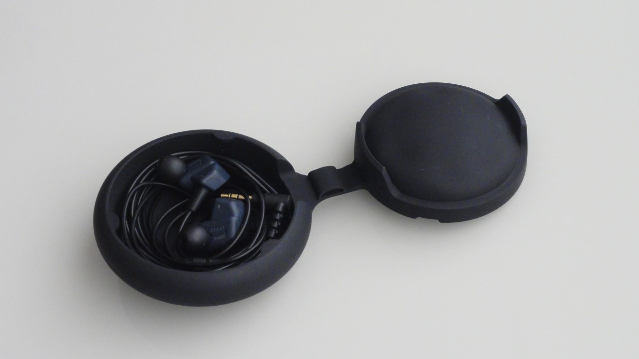 Case Final Audio para guardar fones de ouvido in-ear monitors (IEMs).
