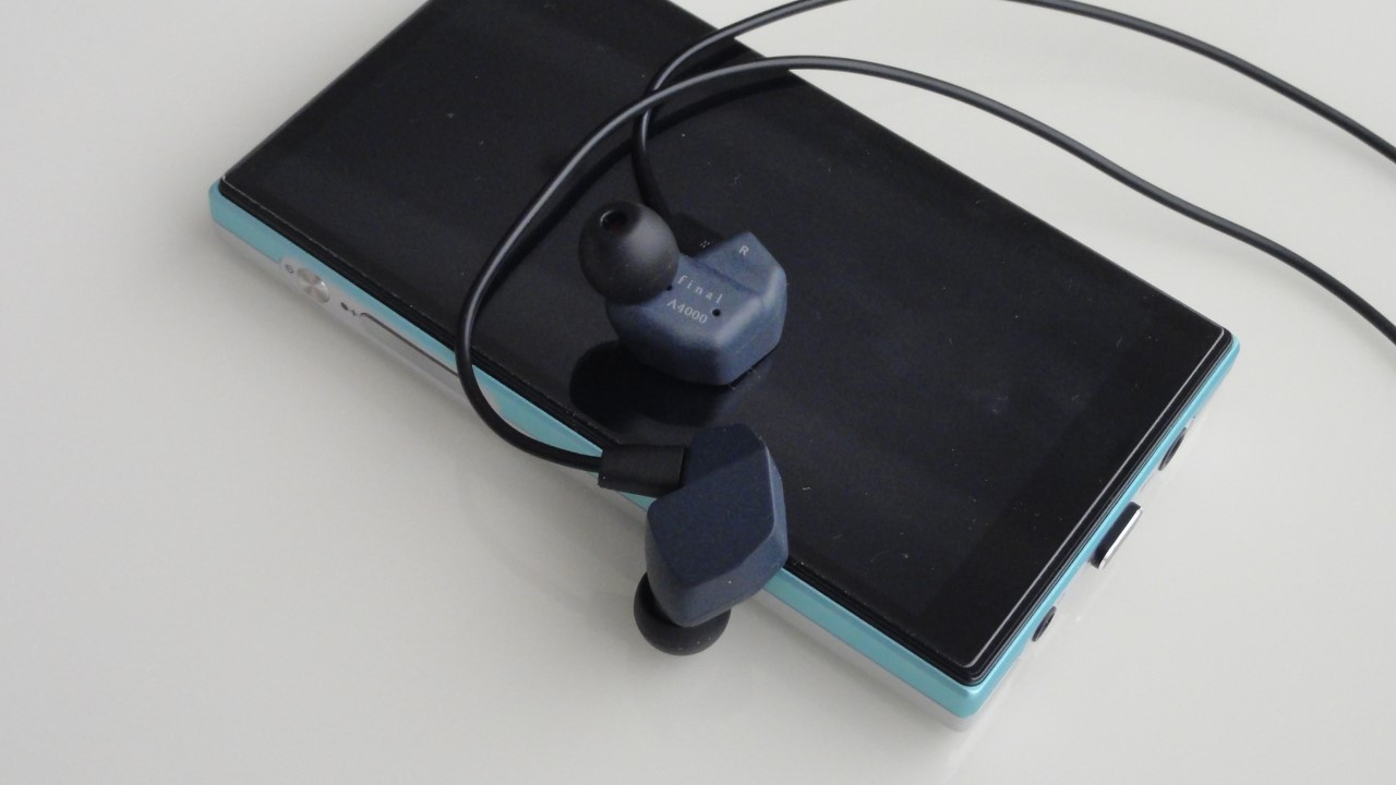 Fone de ouvido in-ear monitor (IEM) Final Audio A4000 sendo utilizado com o Digital Audio Player (DAP) FiiO JM21.