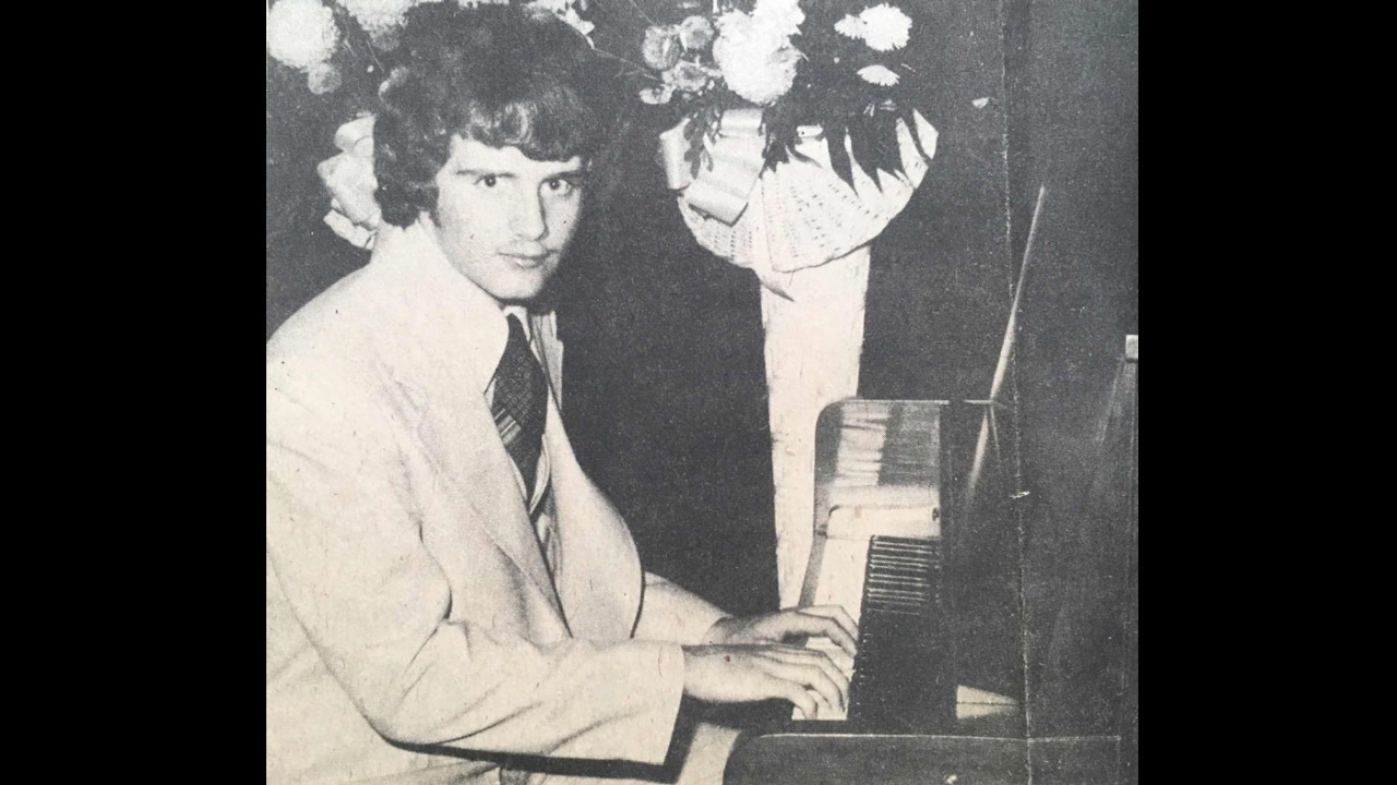 Foto de Sean Olive aos 16 anos tocando piano.
