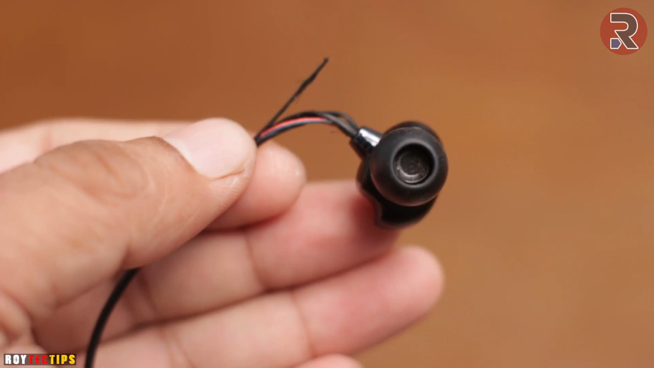 Foto de um fone de ouvido in-ear com o fio (cabo) rompido, apresentando mal contato.
