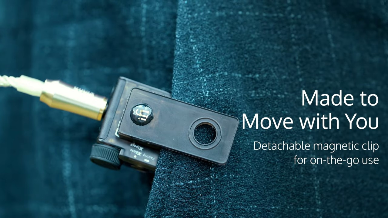 DAC/amp com Bluetooth iFi Go blu Air preso no bolso da roupa com seu clipe.