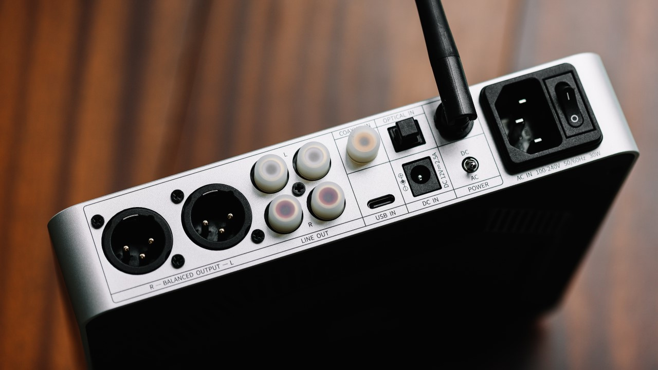 Traseira do DAC/amp com DAC R2R FiiO K13.