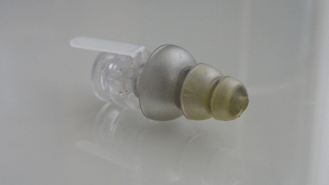 Protetores intra-auriculares Etymotic ER20XS, que permitem retirar a ear top do corpo para lavar.