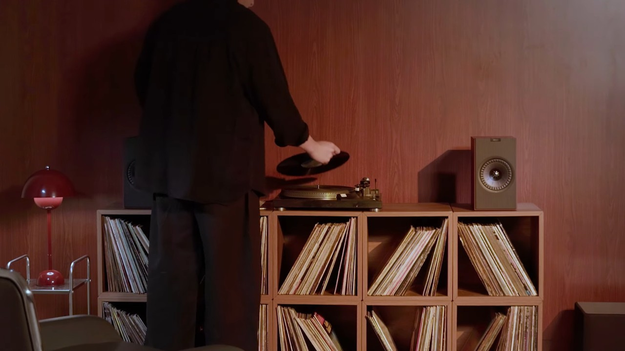 Sistema de toca-discos com as caixas de som KEF Coda W que possuem pre de phono integrado.