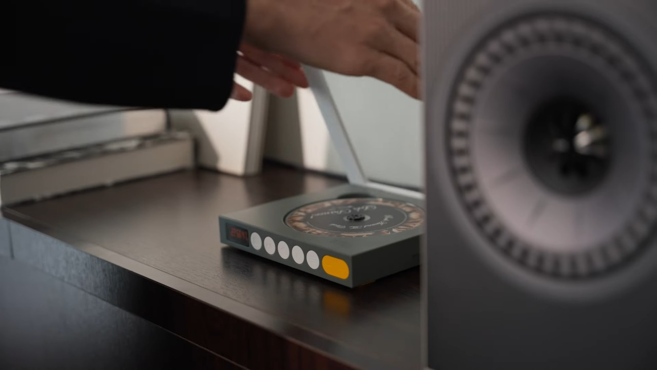 Caixa de som KEF Coda W conectada ao CD Player portátil Moondrop DiscDream2.