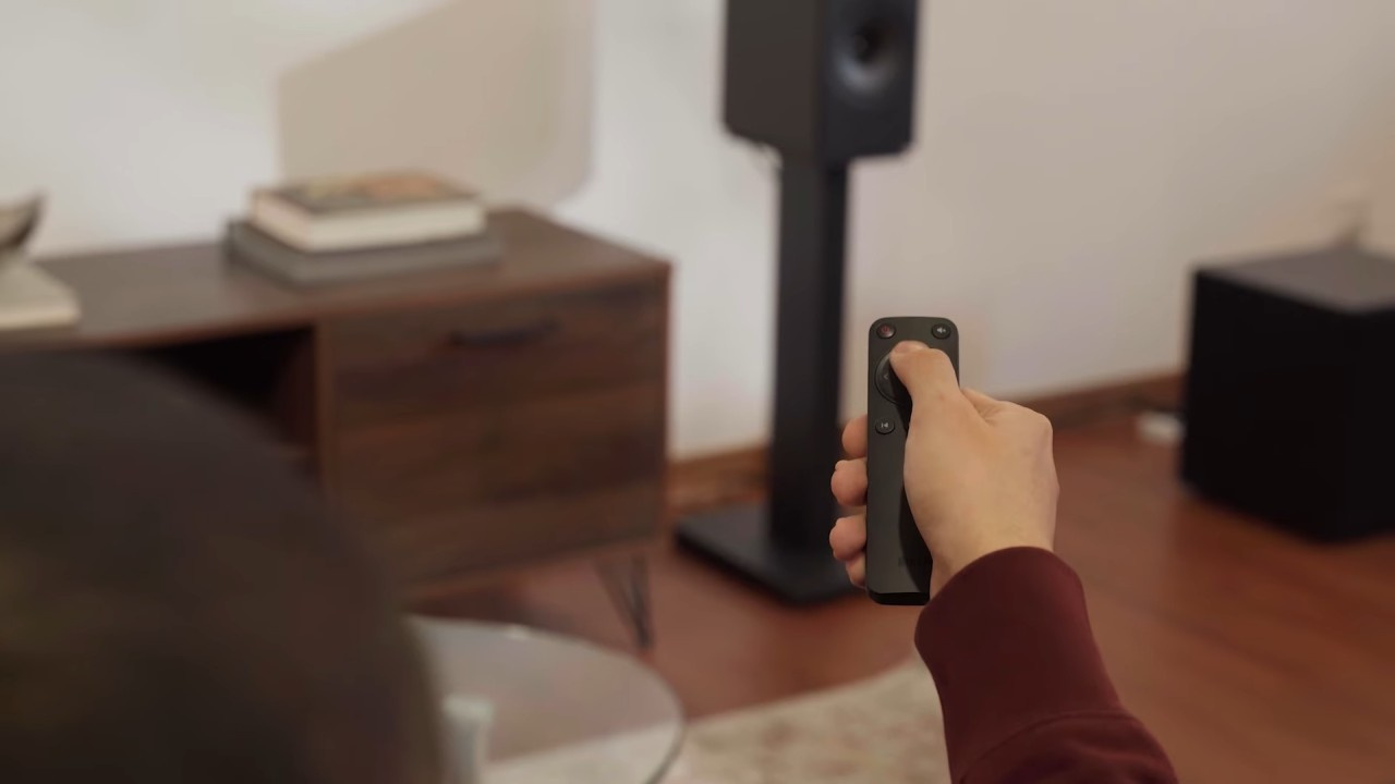 Controle Bluetooth feito para controlar a distância as caixas de som KEF Coda W.