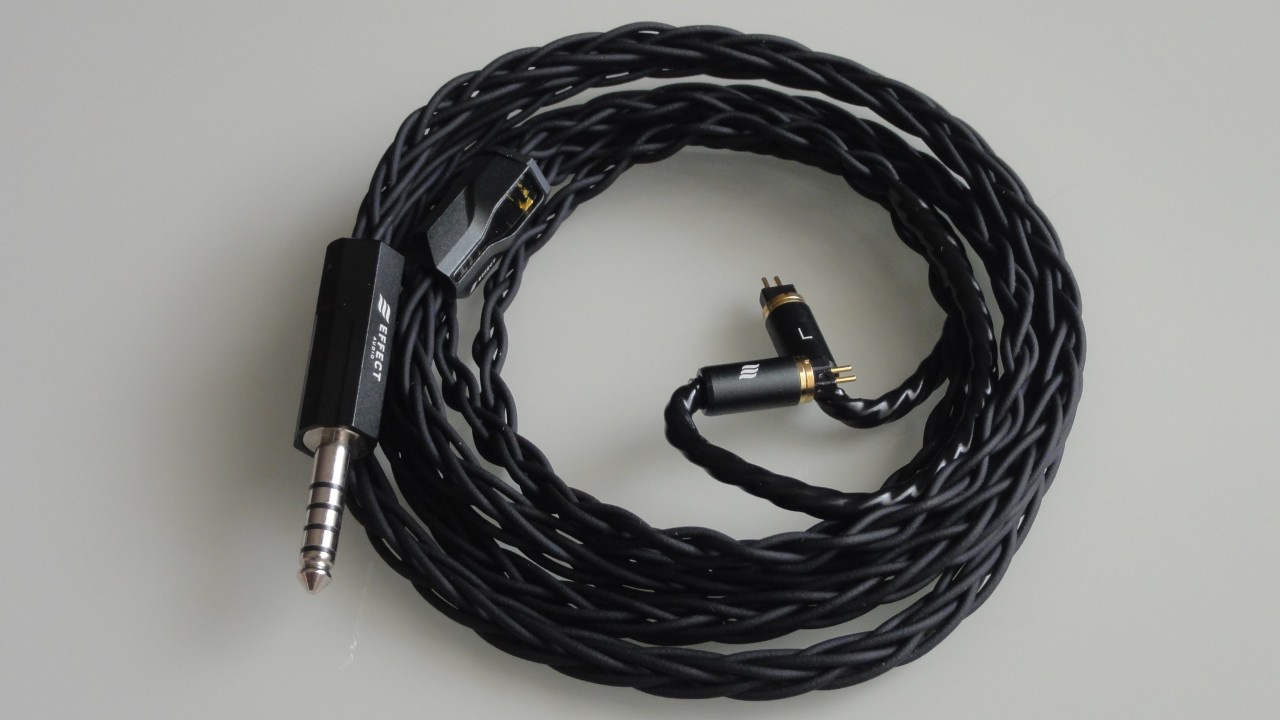 Cabo Effect Audio Dionysus sem fones de ouvido conectados a ele.