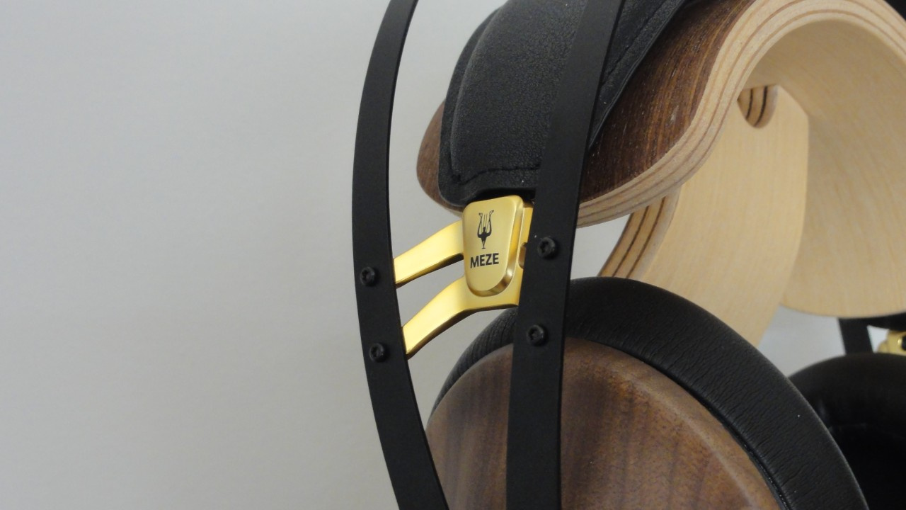 Peça dourada na lateral do headphone Meze 99 Classics.