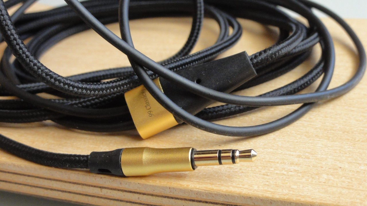 Qualidade de construção do cabo do headphone Meze 99 Classics.