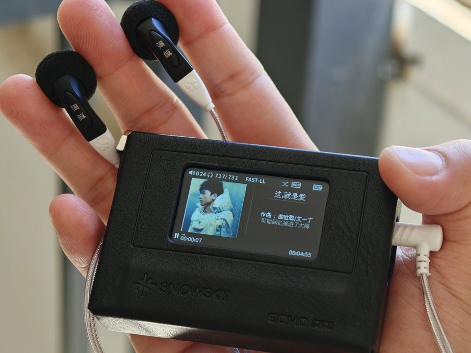 Fone do tipo earbud sendo utilizado com o FiiO SnowSky Echo Mini.