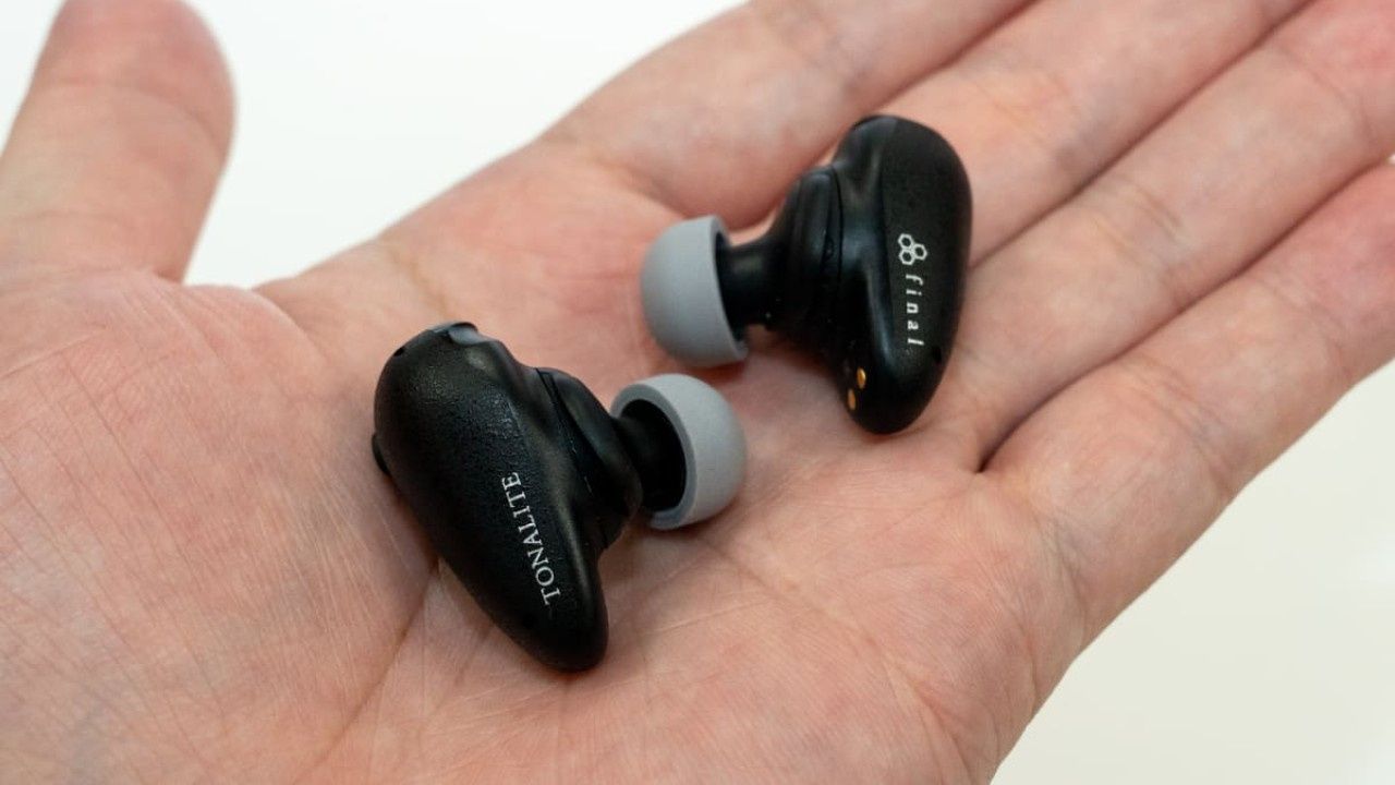 Fone de ouvido Final Audio Tonalite na mão de uma pessoa.