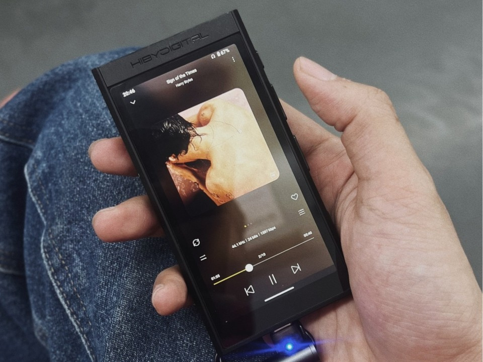 Pessoa segurando o Digital Audio Player (DAP) Hiby M300. 