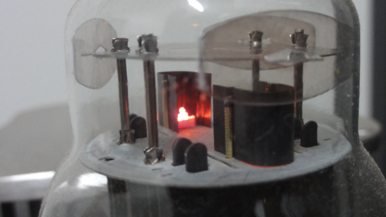 Filamento (heater) brilhando e cátodo de uma valvula utilizada em amplificador valvulado.