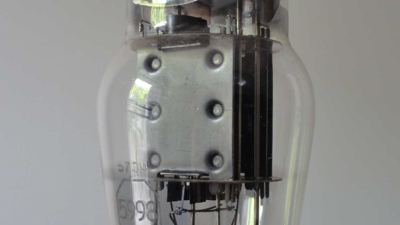 Anodo/placa (plate) e grades (grids) de válvula.