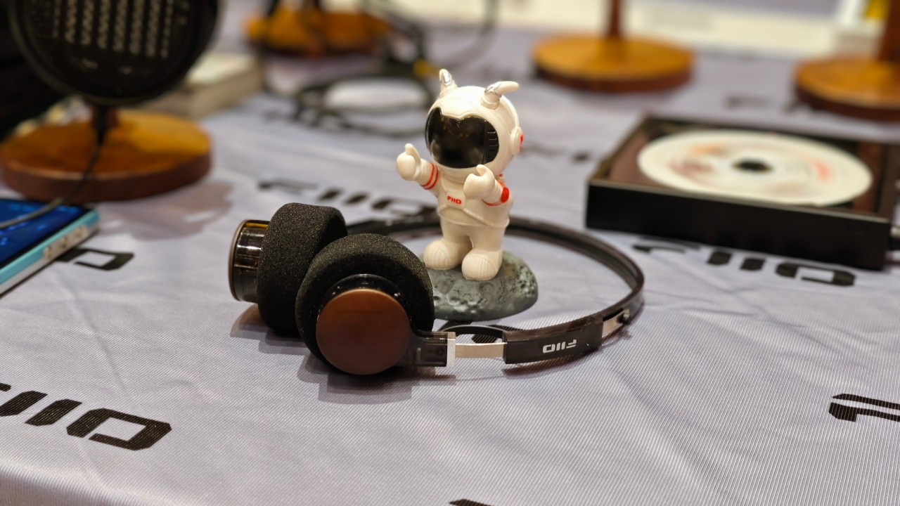 Headphone on-ear Bluetooth FiiO EH11 no stand da FiiO em evento chinês.