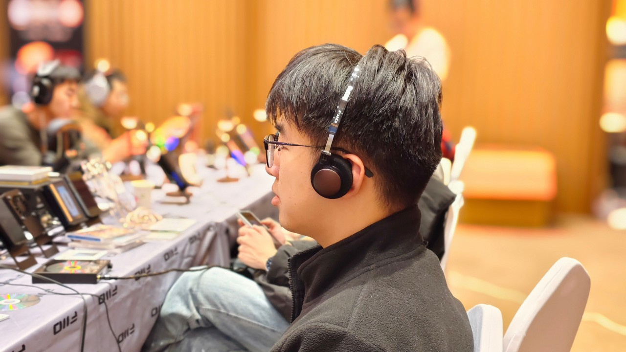 Headphone on-ear FiiO EH11 sendo utilizado durante evento chinês.