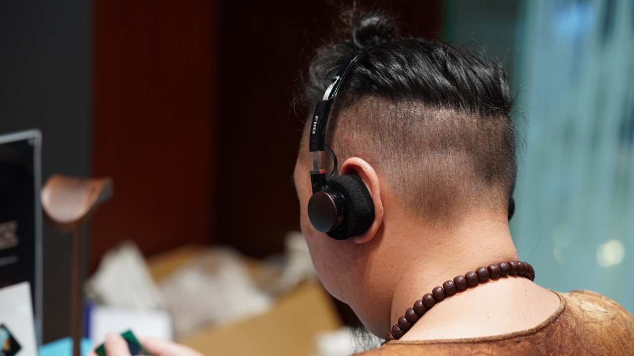 Headphone on-ear Bluetooth FiiO EH11 sendo utilizado.