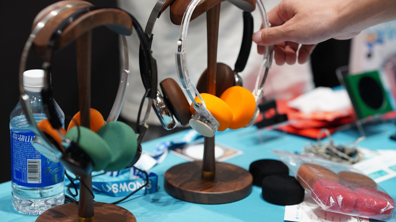 Opções de ear pads ("almofadas") de diferentes cores para utilizar no FiiO EH11.