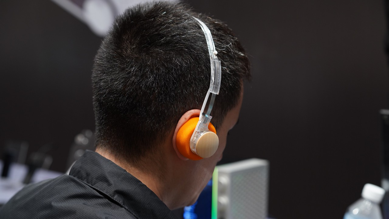 FiiO EH11 branco sendo utilizado por uma pessoa.