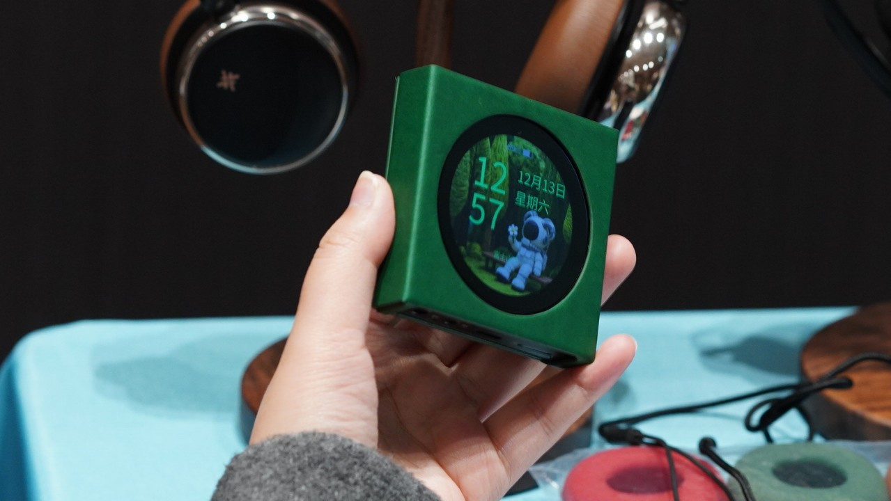 Pessoa utilizando o Digital Audio Player (DAP) FiiO SnowSky Disc.