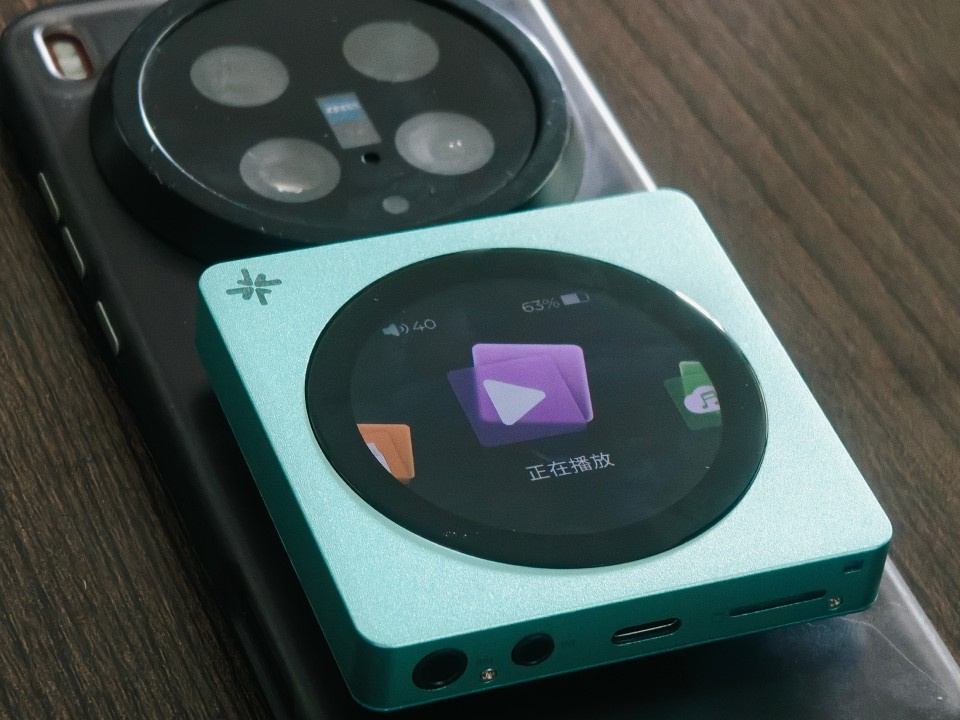 DAP SnowSky Disc na traseira de um celular.