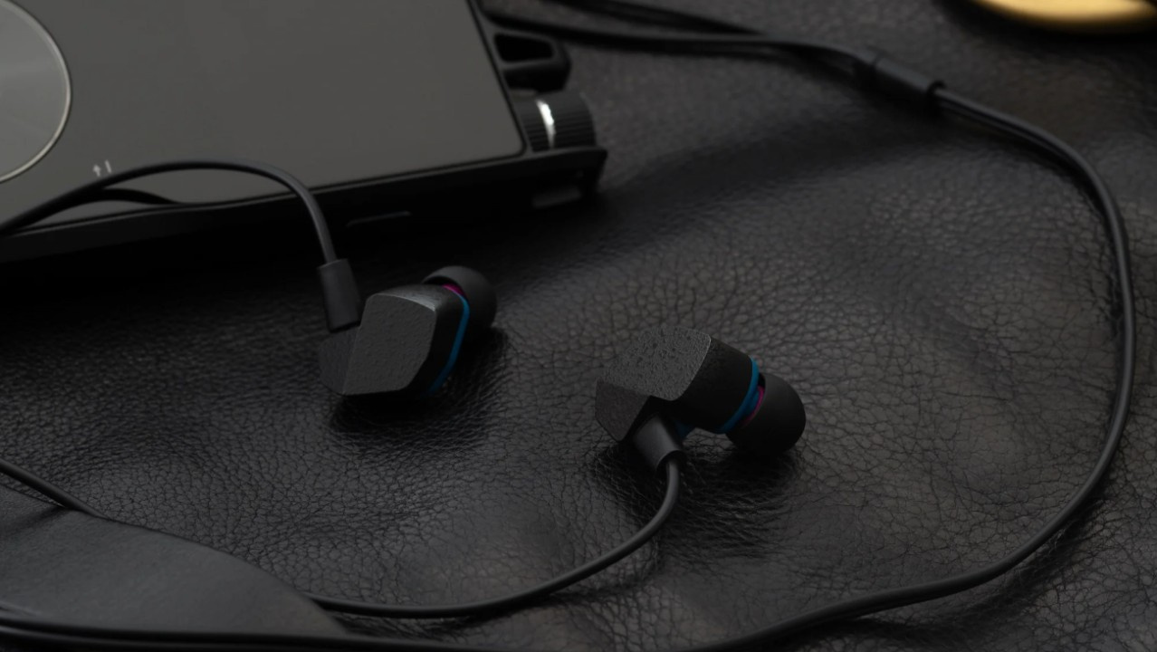 Fone de ouvido in-ear monitor (IEM) Final Audio A2000.