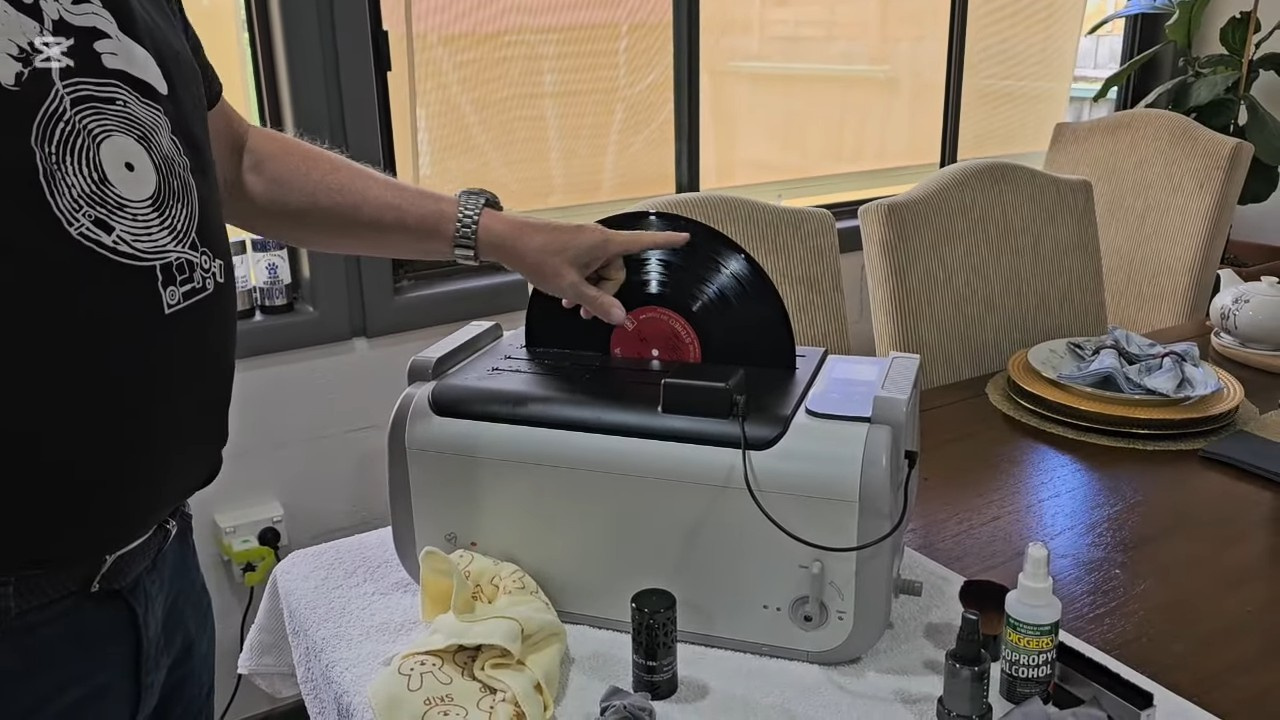 Máquina de limpeza de discos de vinil da Kirmuss que utiliza ultrassom.