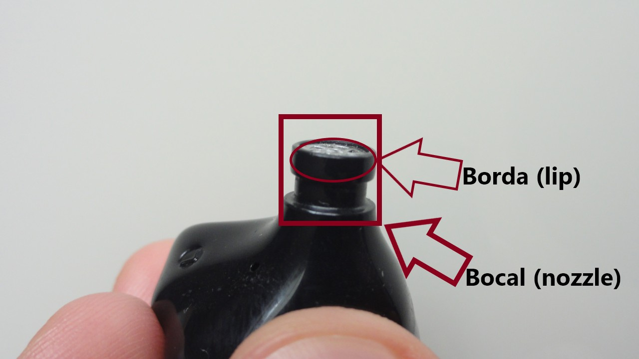 Borda (lip) do bocal (nozzle) de um fone in-ear.