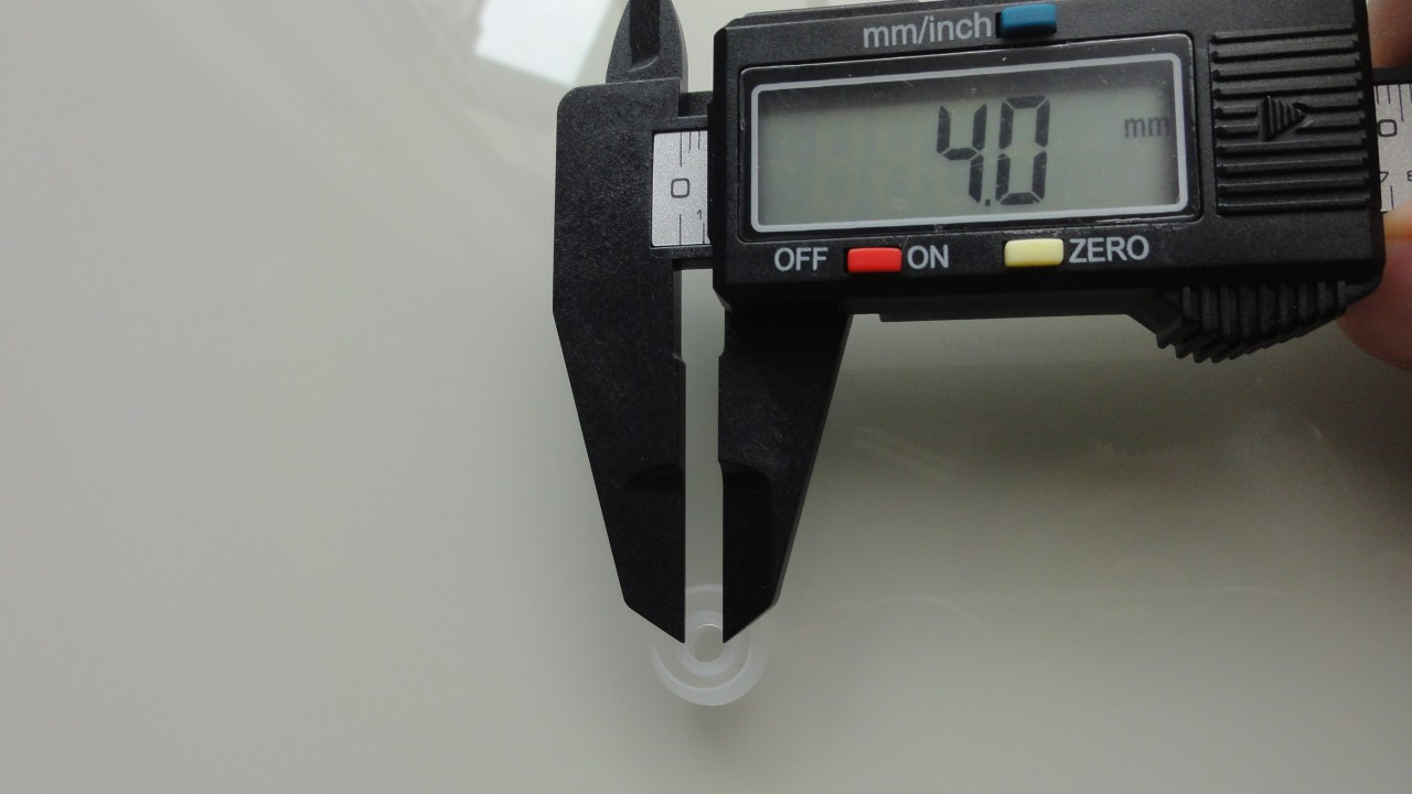 Medindo o diâmetro interno de uma ear tip ("ponteira") com um paquímetro.