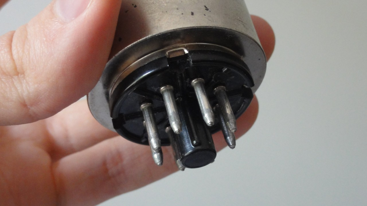 Foto dos pinos de uma válvula termiônica.