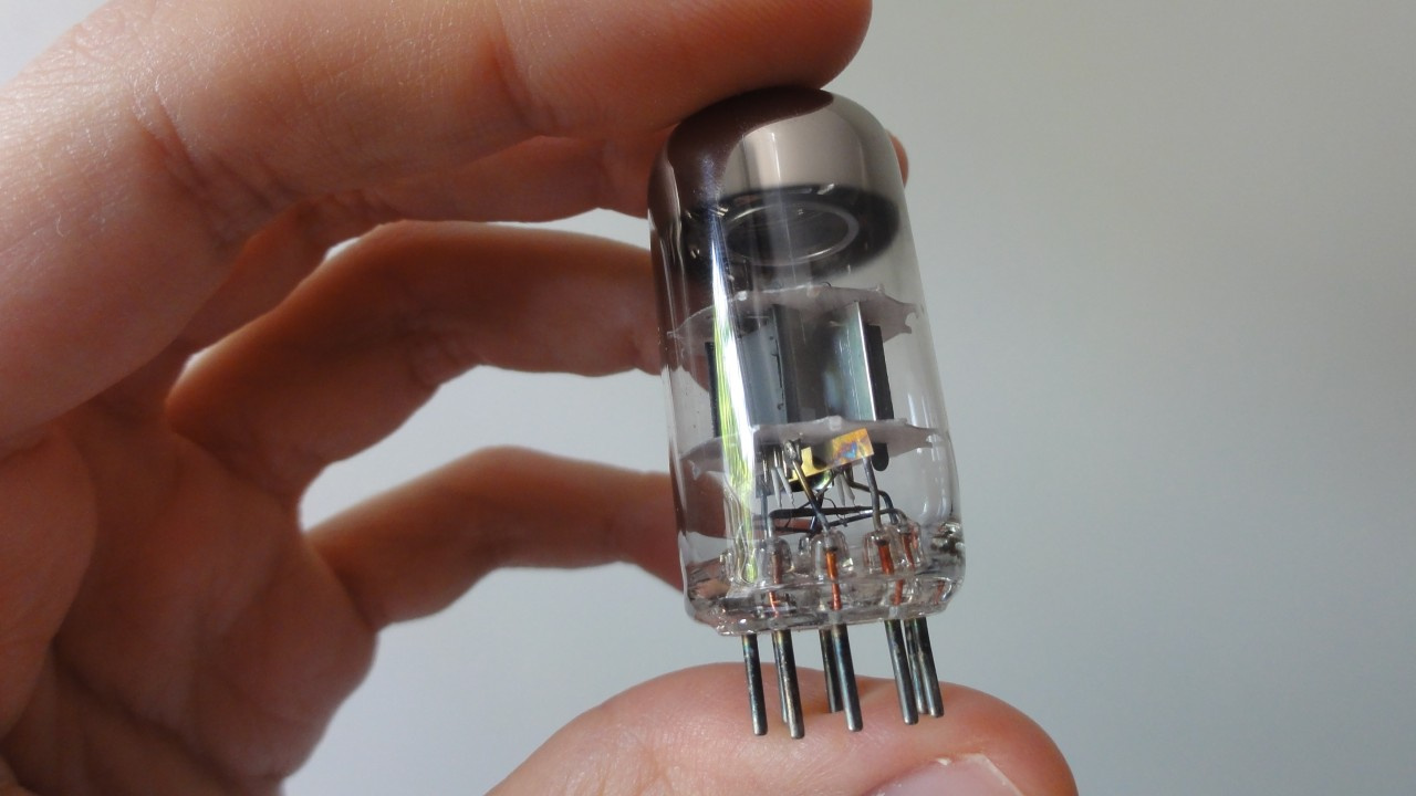 Válvula de pré-amplificação utilizada em amplificadores valvulados de mesa.