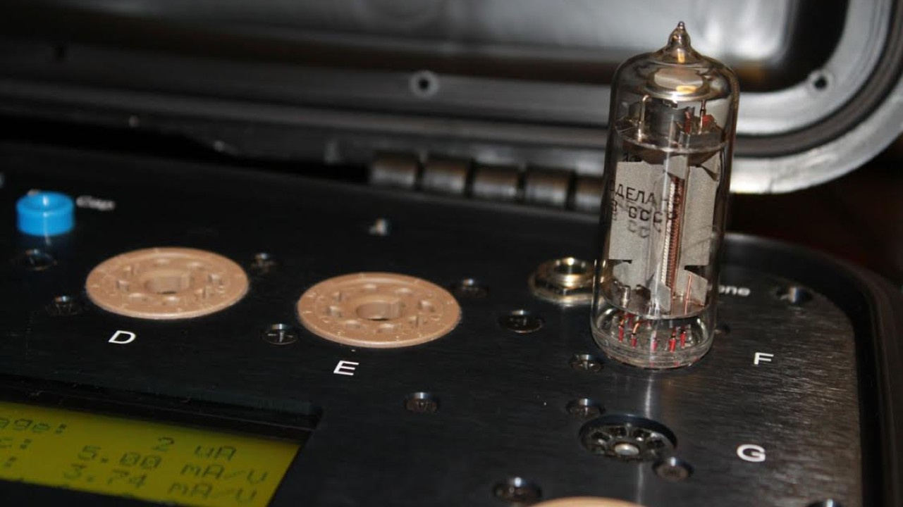 Testador de válvulas Amplitrex AT1000.