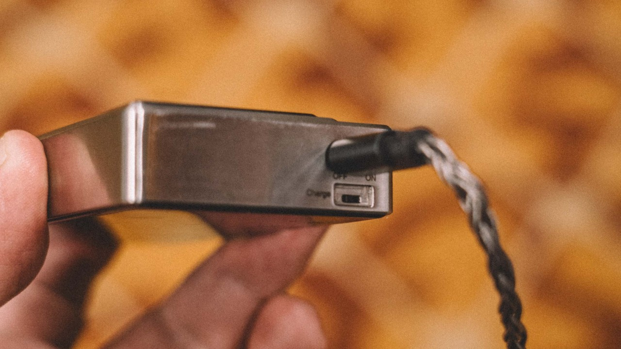 Porta USB-C e chave para desabilitar o carregamento no DAC/amp Oriolus 1795MKII.